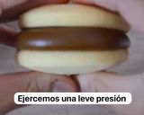 Foto del paso 10 de la receta: Alfajores De Maicena y Galletitas con Chips (Fácil- Económica)