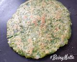 A picture of step 4 of Spinach Thalipeeth.