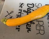 Une image de l'étape 2 de Courgettes bicolores et tomates à l'ail, basilic et persil.