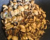 Tejszínes, gombás ragu, szarvacska tésztával recept fázis 3 fotója