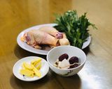 Hình bước làm 1 của món Đùi gà tần ngải cứu