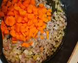 Foto del paso 2 de la receta: Mollejas de pollo guisadas con patatas
