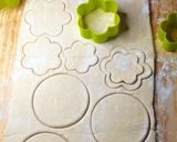 Foto del paso 2 de la receta: Figuras de masa hojaldre