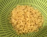 Foto langkah ke 2 dari resep Donat Indomie.