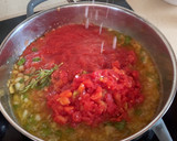 Foto del paso 4 de la receta: Contramuslos de pollo con salsa de tomate casera