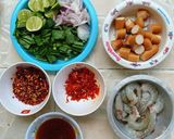 รูปขั้นตอนการทำที่ 1 ของ ยำกุ้งสดไส้กรอก