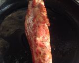 Foto del passaggio 4 della ricetta Filetto di maiale laccato al miele e nocciole con peperoni corno