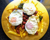 Foto del paso 4 de la receta: Huevos rotos con chistorra y pimientos verdes