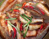 Hình bước làm 2 của món Cá Phèn Kho Thịt
