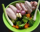 Foto langkah ke 1 dari resep Soup brokoli ayam.