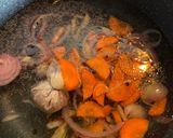 Gambar langkah 2 resipi Sup Ayam Simple.
