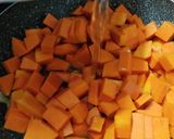 Foto del passaggio 1 della ricetta Pasta al forno con besciamella alla zucca, salsiccia e funghi