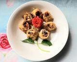 Hình bước làm 2 của món Hoành thánh hoa chiên giòn