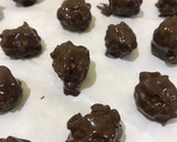 Foto del paso 3 de la receta: Nueces rellenas de dulce de leche y bañadas en chocolate