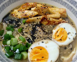 Foto del paso 12 de la receta: Ramen de miso, pollo crujiente y shiitake