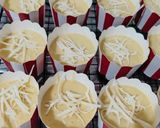 Foto langkah ke 7 dari resep Cheese & Chocolate Chip Cupcakes.
