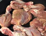 Foto del paso 1 de la receta: Pollo al sartén con crema y papas