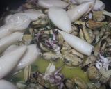 Foto del paso 5 de la receta Chipirones y mejillones al ajillo