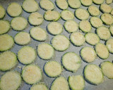 Foto del paso 6 de la receta: Chips de calabacín y parmesano (en horno)