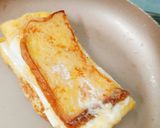 Hình bước làm 2 của món Ăn sáng với bánh mì sandwich kẹp trứng và phomai