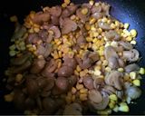 صورة لخطوة 5 من وصفة كودو الأرز بالماشروم والذرة مع صدور الدجاج 🍄🌽🍚