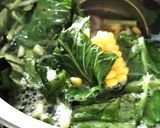 Foto langkah ke 2 dari resep *Bening Sawi Ijo Jagung Tomat*.