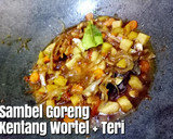 Foto langkah ke 4 dari resep Sambel Goreng Basah (Kentang, Wortel, Teri).