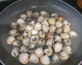 Foto del paso 1 de la receta: Berberechos al vino blanco con ajo y perejil