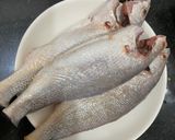 Hình bước làm 1 của món Cá sóc muối tỏi chiên giòn