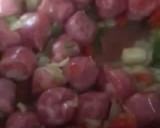 Foto del paso 4 de la receta: Arroz con longanizas y verduras 🍅 🫑 🧅
