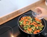 Foto del paso 3 de la receta Salteado de verdura con salmón