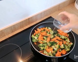 Foto del paso 3 de la receta: Salteado de verdura con salmón