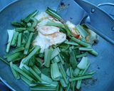 Foto langkah ke 3 dari resep Tumis sawi hijau plus ceplok telur puyuh.... 😄😄😄.