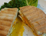 Foto del paso 10 de la receta: Sándwich con queso/jamón y corazón de huevo jugoso