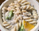 A picture of step 8 of White sauce pasta.