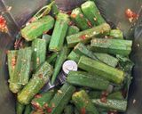 Gambar langkah 4 resipi Bendi Masak Asam Daun Selasih.