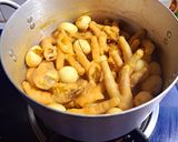 Hình bước làm 3 của món Chân gà kho trứng cút