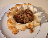 Foto del passaggio 6 della ricetta Cestino di pasta sfoglia con cotechino e lenticchie