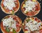 મીની ભાખરી પીઝા (Mini Bhakhri Pizza Recipe In Gujarati) રેસીપી સ્ટેપ2ફોટો