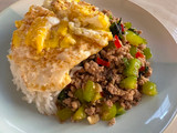 泰國九層塔魚露雞末包蛋飯（一鍋即成）
