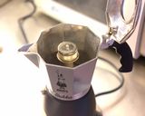 รูปขั้นตอนการทำที่ 1 ของ กาแฟลาเต้ร้อนนมอัลม่อนด์ จากเครื่อง Moka Pot