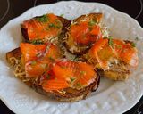 Hình bước làm 4 của món Tartine Bánh Mì Nướng Phô Mai Emmental Phủ Cá Hồi Gravlax