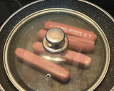 Foto del paso 2 de la receta: Perrito caliente con cebolla caramelizada, bacon y cheddar