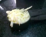 Foto del paso 4 de la receta: Chorizo alemán relleno envuelto con panceta y pan lactal, aplanado con palote