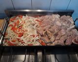Foto del paso 4 de la receta: Cerdo a la plancheta con papas criollas