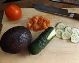 Foto del paso 1 de la receta Ensalada simple de hojas de espinacas crudas con aguacate, pepino y tomates