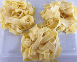 Foto del paso 3 de la receta: Nidos de pasta con espinacas y huevo poché