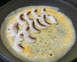 Foto del paso 2 de la receta: Tortilla de crema de gorgonzola, pera y nueces