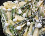 Spárgás-burgonyás felfújt burratával és húspogácsával recept fázis 2 fotója