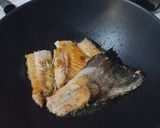 Hình bước làm 2 của món Canh Đuôi Cá Hồi Rau Muống/ Salmon fishtail soup w kangkung